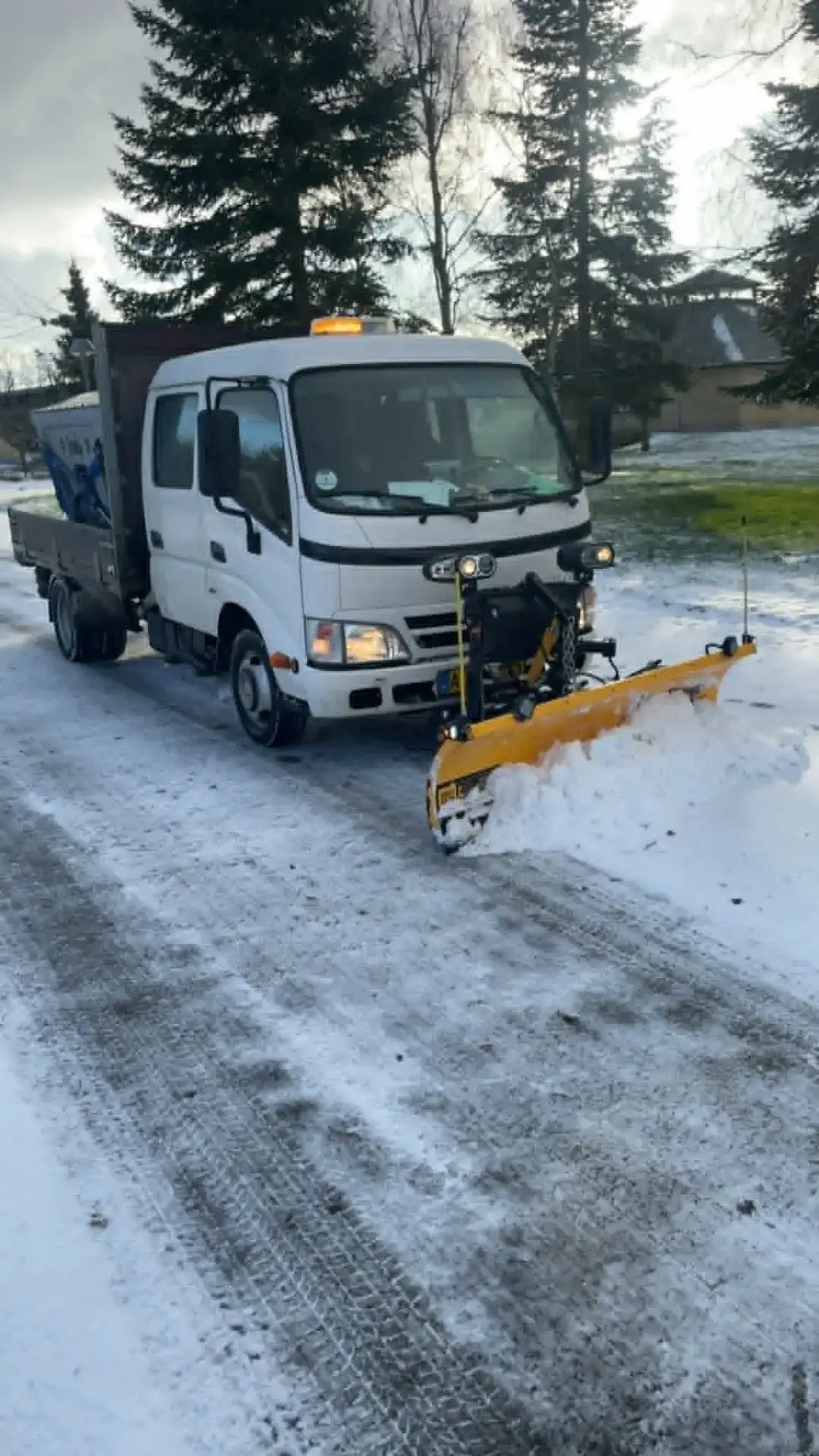 Snerydning med snerydder på vej i vinterlandskab.